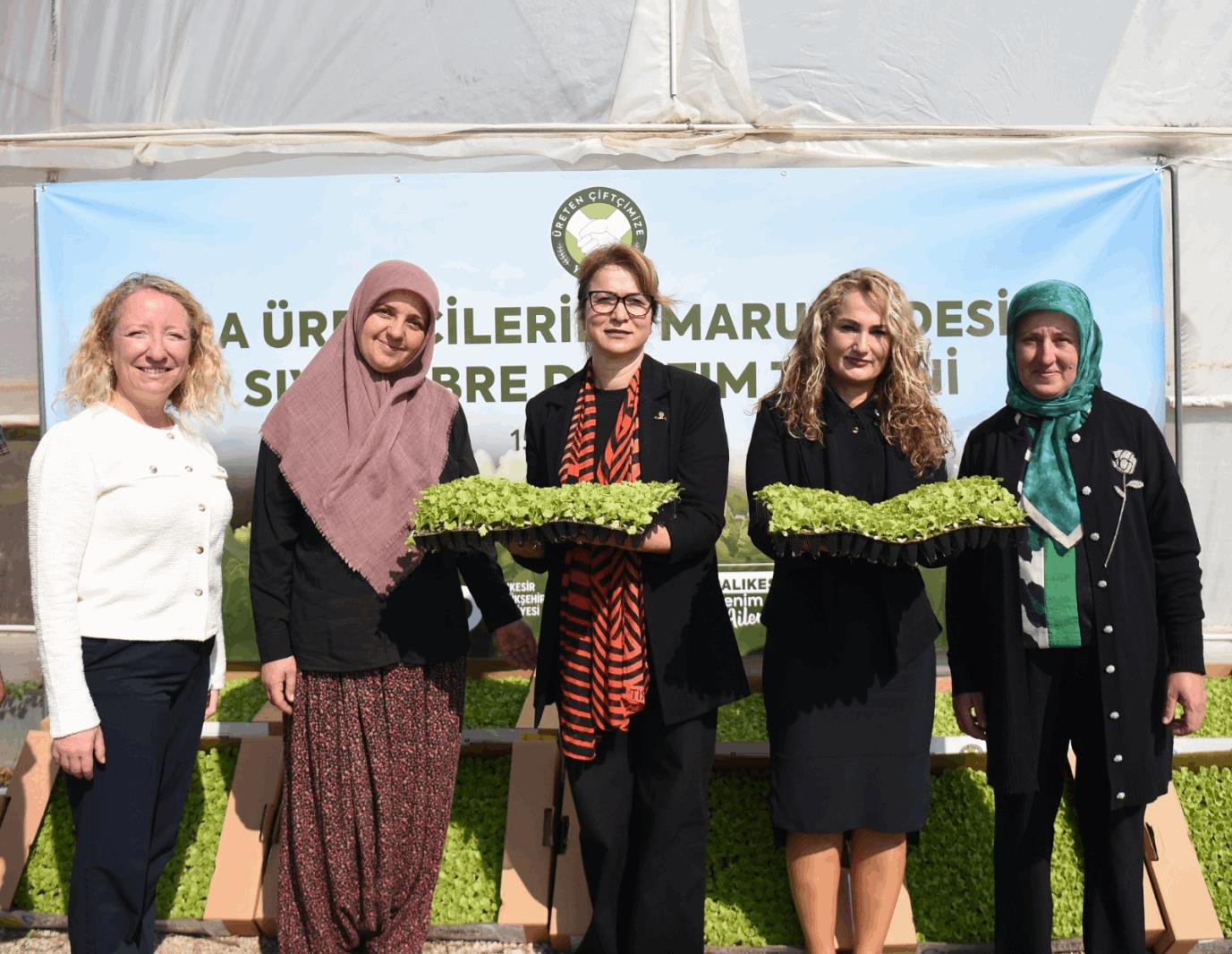 Başkan Akın Destekliyor, Kadın Çiftçiler Toprağın Bereketini Artırıyor