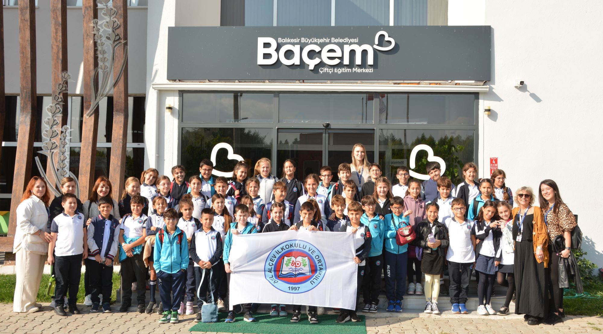 Özel Altınoluk Çağdaş Eğitim Vakfı İlkokulu 4. sınıf öğrencileri, “Ölmez Ağaç Zeytin” projesi kapsamında BAÇEM’i ziyaret etti.